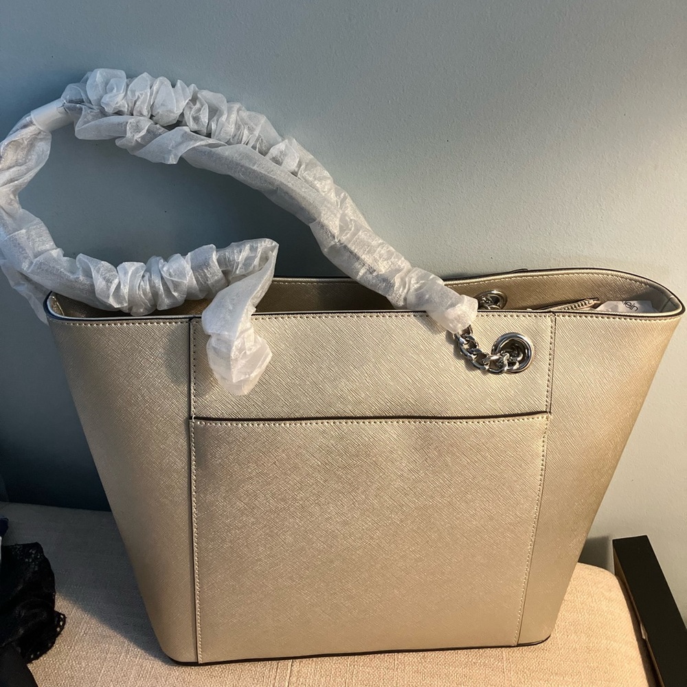 Beautiful brand Calvin Klein purse in gold
